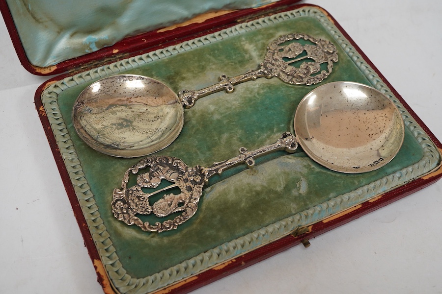 A cased pair of late Victorian silver spoons, the pierced terminals decorated with the busts of a lady and gentleman, James Dudley, London, 1898/1900, 19cm, 5.2oz.